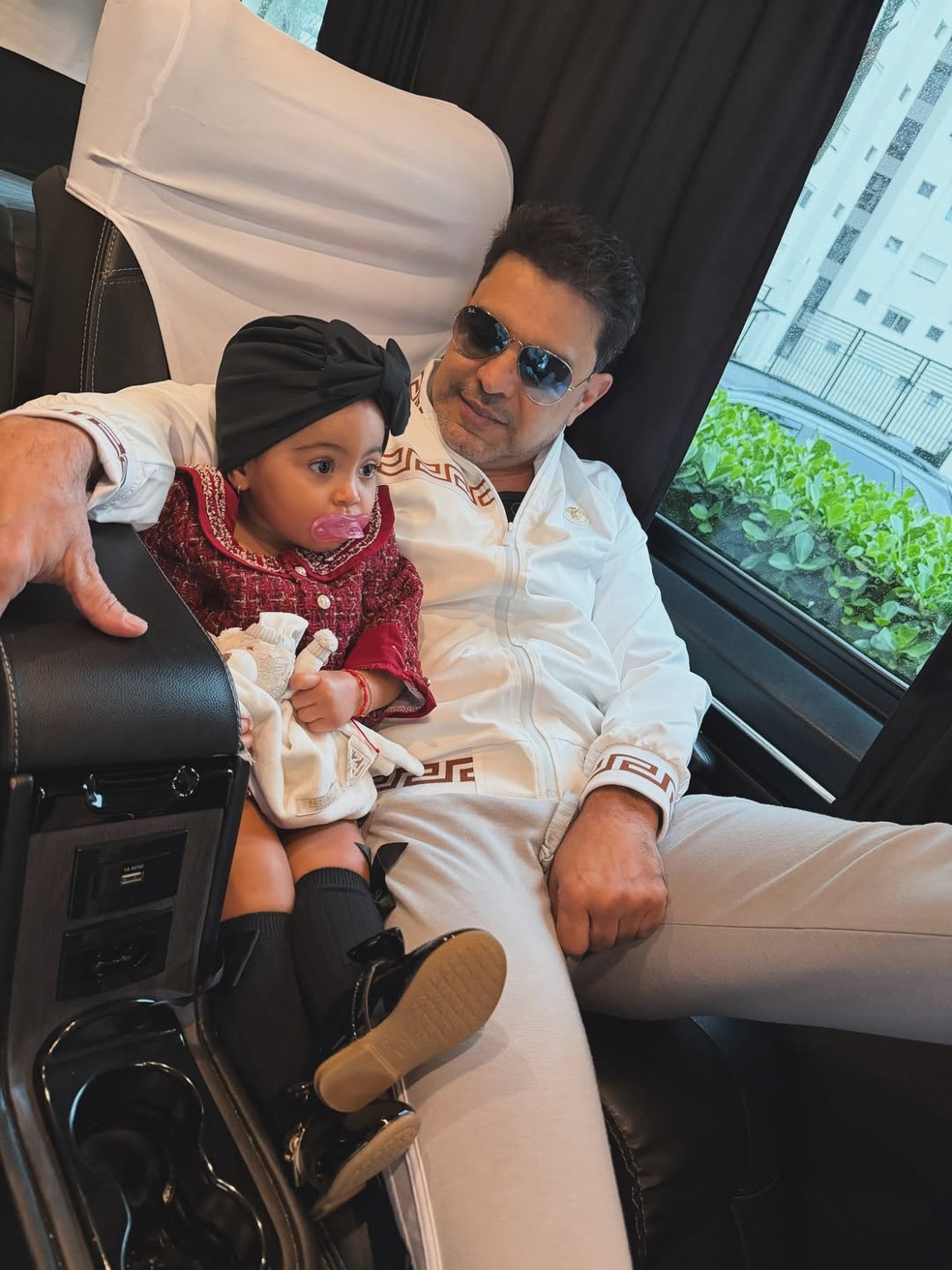 Filha de Zezé Di Camargo e Graciele Lacerda rouba a cena de turbante e blazer em Goiânia — Foto: Reprodução/Instagram