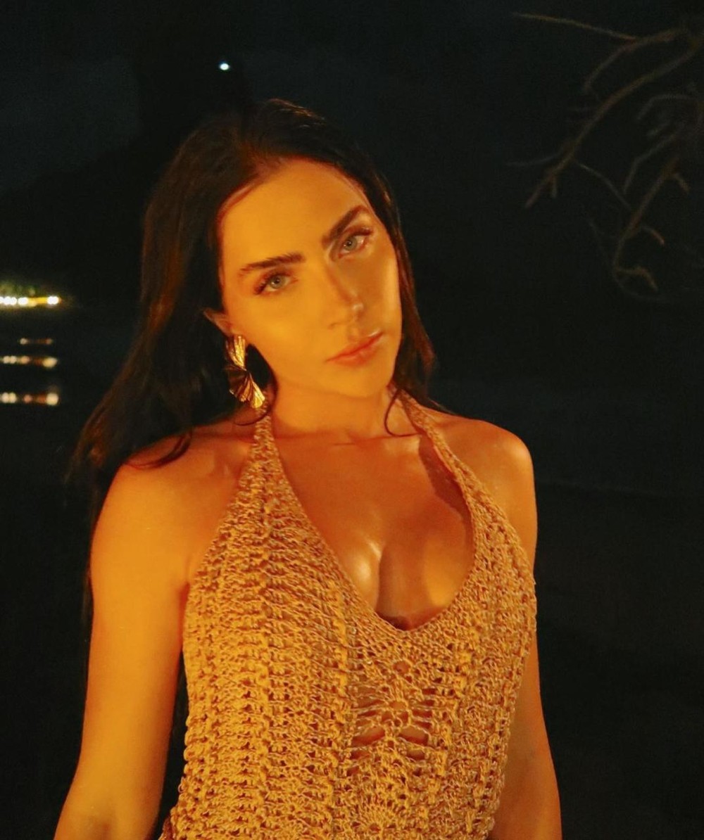 Jade Picon elege vestido nude para curtir Fernando de Noronha