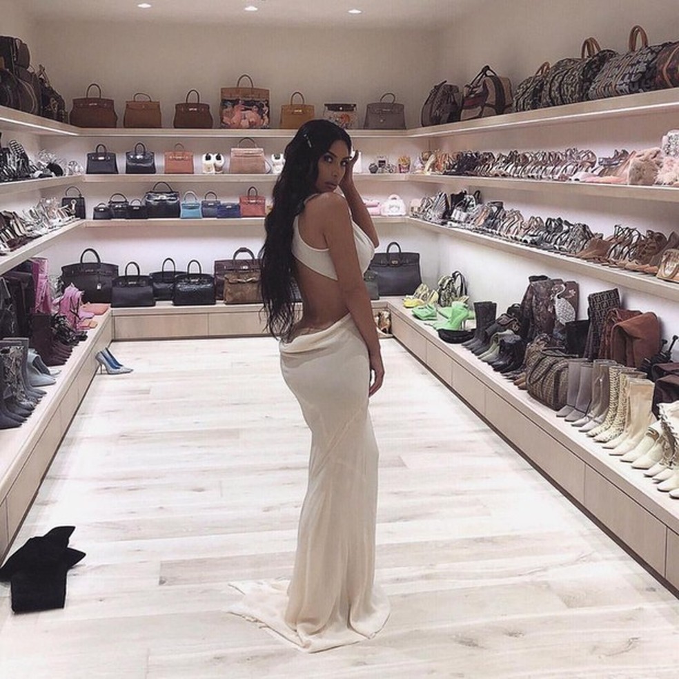 Kim Kardashian em seu closet milionário (Foto: Reprodução/ Instagram ) — Foto: Vogue