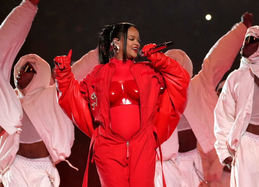 Rihanna se apresenta durante o Apple Music Super Bowl LVII Halftime Show no State Farm Stadium em 12 de fevereiro de 2023 em Glendale, Arizona