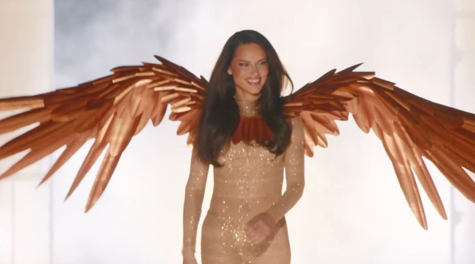 Adriana Lima cruza a passarela do Victoria's Secret Show 2025