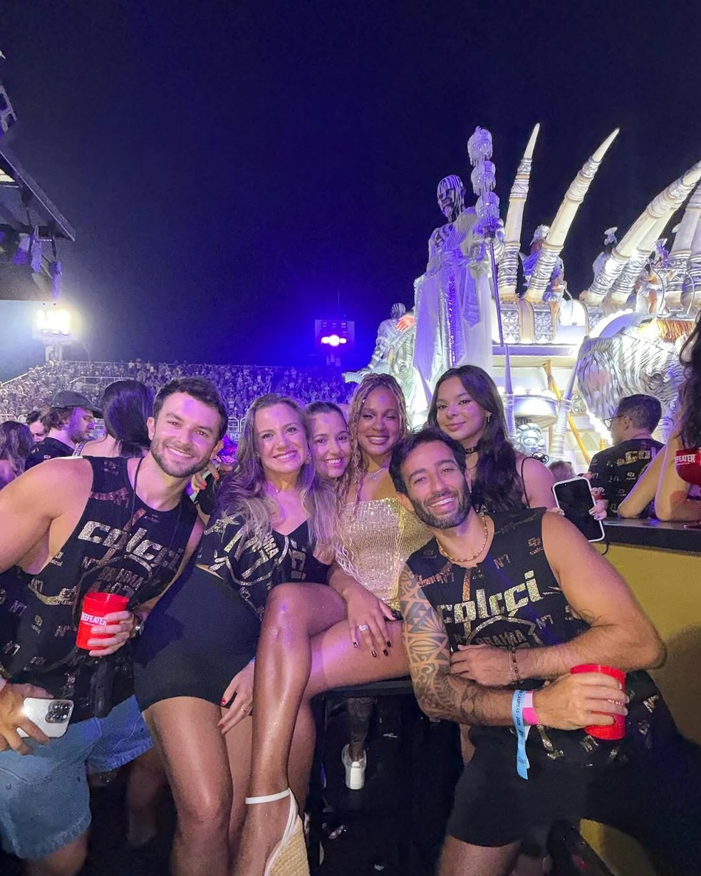 Rebeca Andrade abre álbum de fotos dos primeiros dias do mês — Foto: Reprodução/Instagram