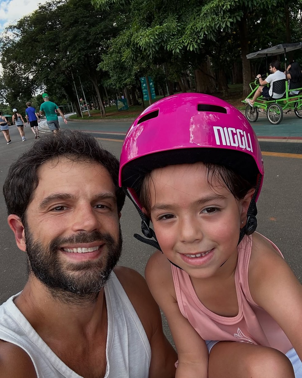 Duda Nagle encanta a web ao mostrar dia de laser com a filha Zoe — Foto: reprodução/instagram