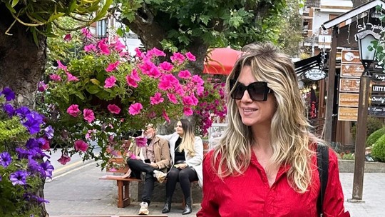 Letícia Spiller faz charme durante passeio em Campos do Jordão: "Belíssima"
