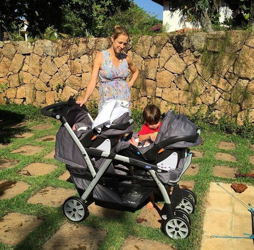 Luana Piovani e Dom olhando os babies (Foto: Reprodução/ Instagram) — Foto: Vogue