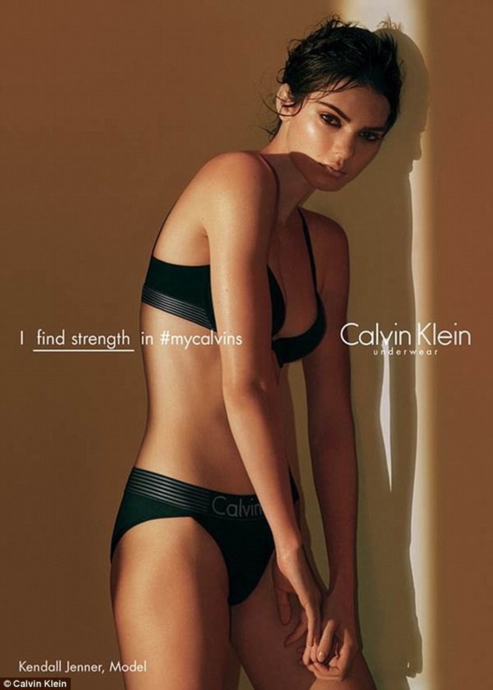 De body e shorts curtíssimos, Kendall Jenner exibe curvas em LA, Celebridades