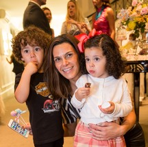 Sandro Barros e Renata Queiroz comemora a segunda edição de linha kids