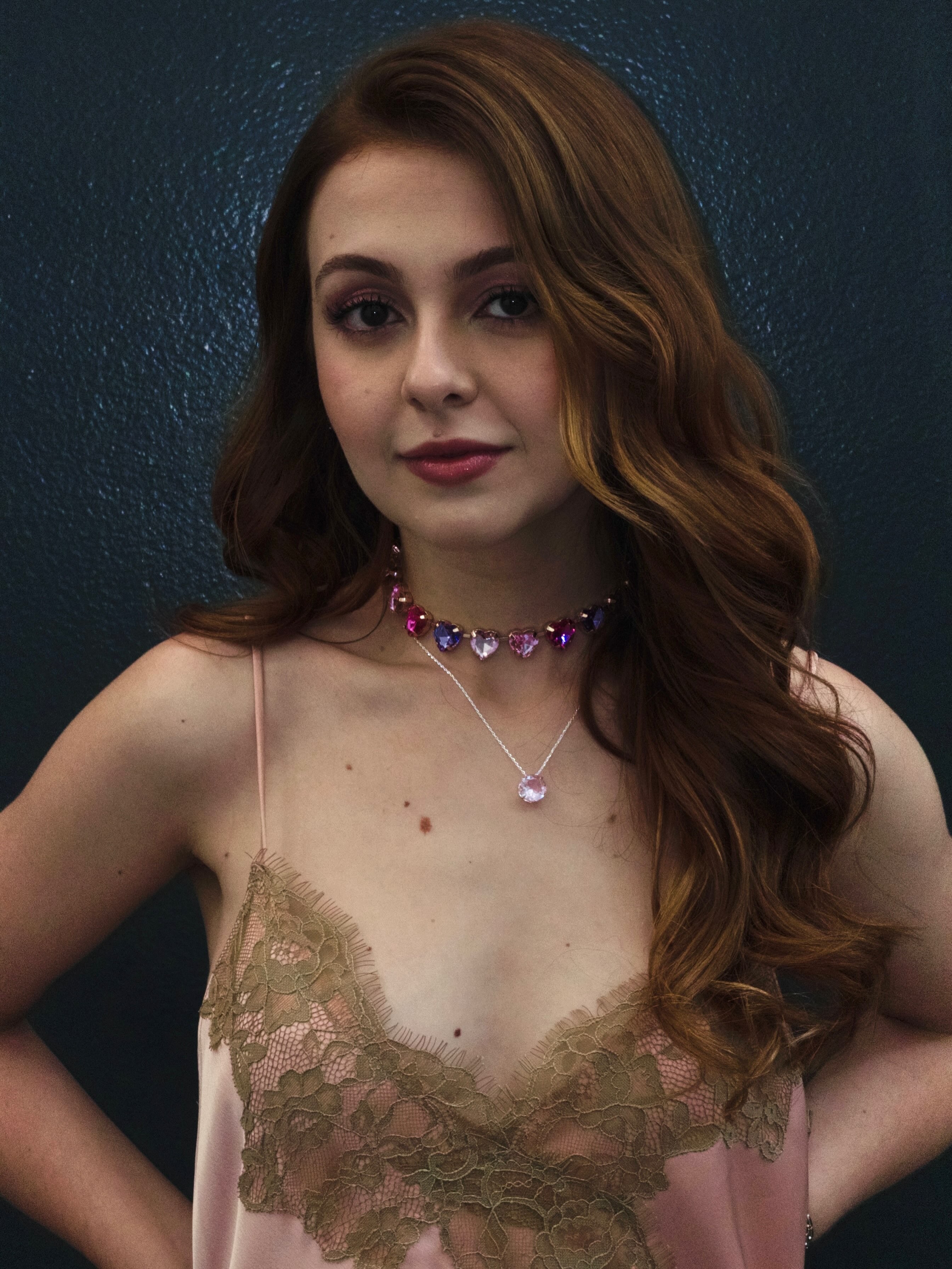 Capa fotográfica da fonte da Forma Livre: Klara Castanho encanta a web ao apostar em vestido de cetim com fenda e choker de corações