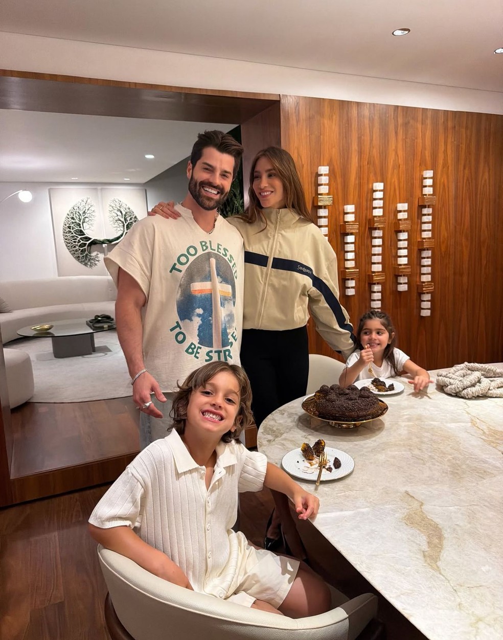 Alok celebrou 35 anos com a esposa e os filhos — Foto: Reprodução/Instagram