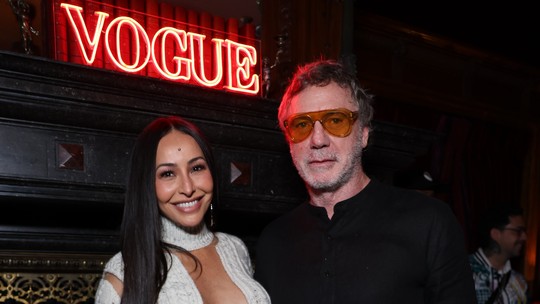 Vogue Brasil reúne convidados em happy hour fashionista em Paris Vogue Brasil reúne convidados em happy hour fashionista em Paris