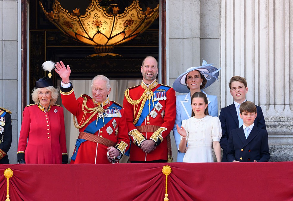 Rainha Camilla, Rei Charles, Príncipe William, Kate Middleton, Princesa Charlotte, Principe George e Príncipe Louis — Foto: GettyImages