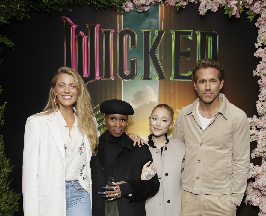 Diferença de altura entre Blake Lively e Ryan Reynolds com Ariana