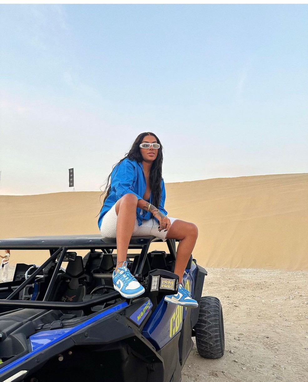 Ludmilla em passeio no deserto, no Catar — Foto: Instagram/Reprodução