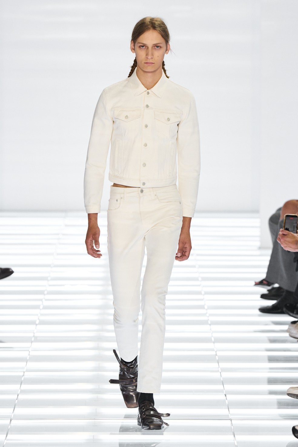 Em um cenário comparedes brancas luminosas, Miuccia Prada e Raf Simons apresentaram uma alfaiataria ultraskinny repleta de calças cortadas como um jeans clássico de cinco bolsos, mas feitas de couro, tecidos de alfaiataria ou tramas coloridas e estampadas — Foto: Launchmetrics Spotlight