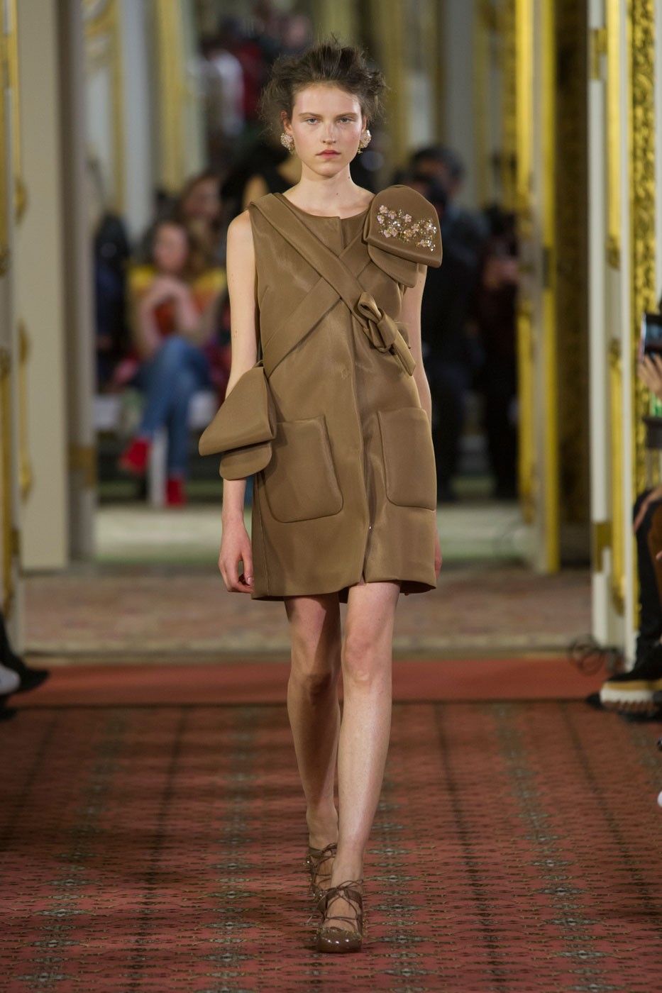 O verão ultrafeminino de Simone Rocha