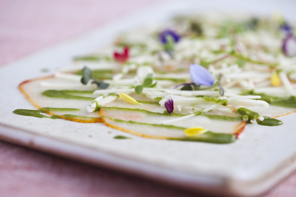 Carpaccio de anchova negra — Foto: Divulgação