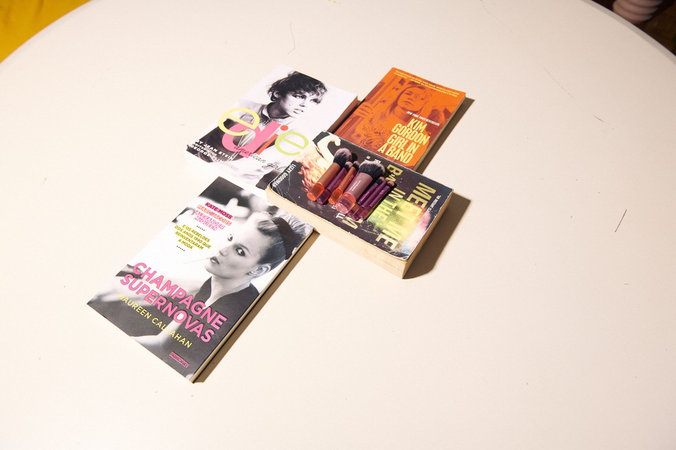 Os livros do momento e o kit de pincéis de Verena Figueiredo — Foto: Henrique Butcher