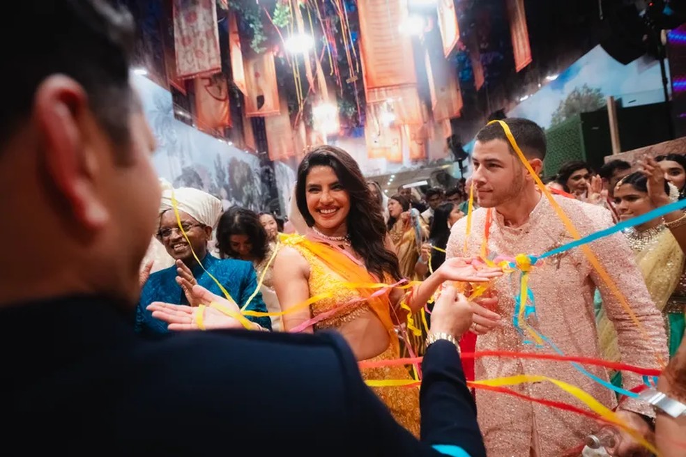 "Priyanka Chopra vestindo Tarun Tahiliani e o marido, Nick Jonas" — Foto: Joseph Radhik