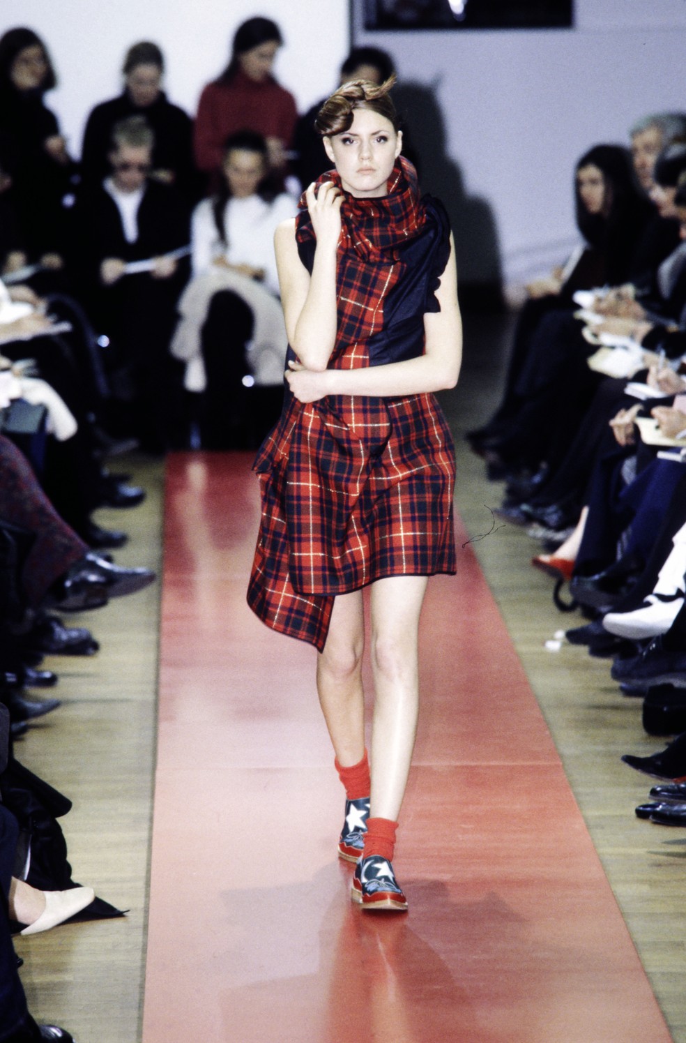 Comme Des Garcons outono-inverno 1999 — Foto: Getty Images