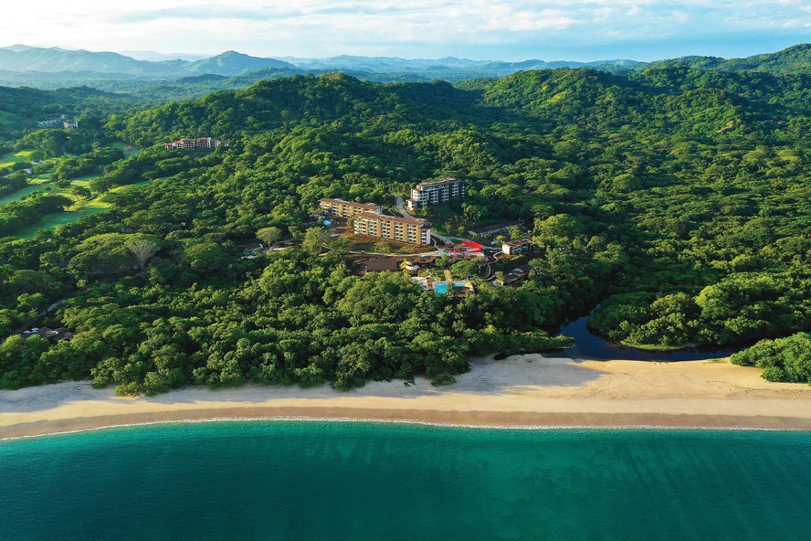 Vista aérea do hotel W Costa Rica, na Reserva Conchal