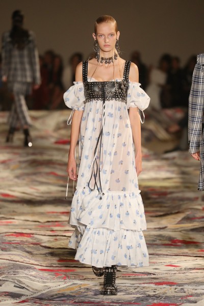 Verão de Alexander McQueen une artesanato celta com tribalismo e