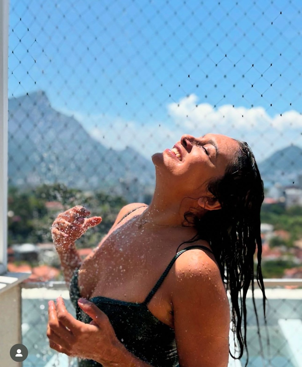 Dira Paes toma ducha — Foto: Reprodução/Instagram