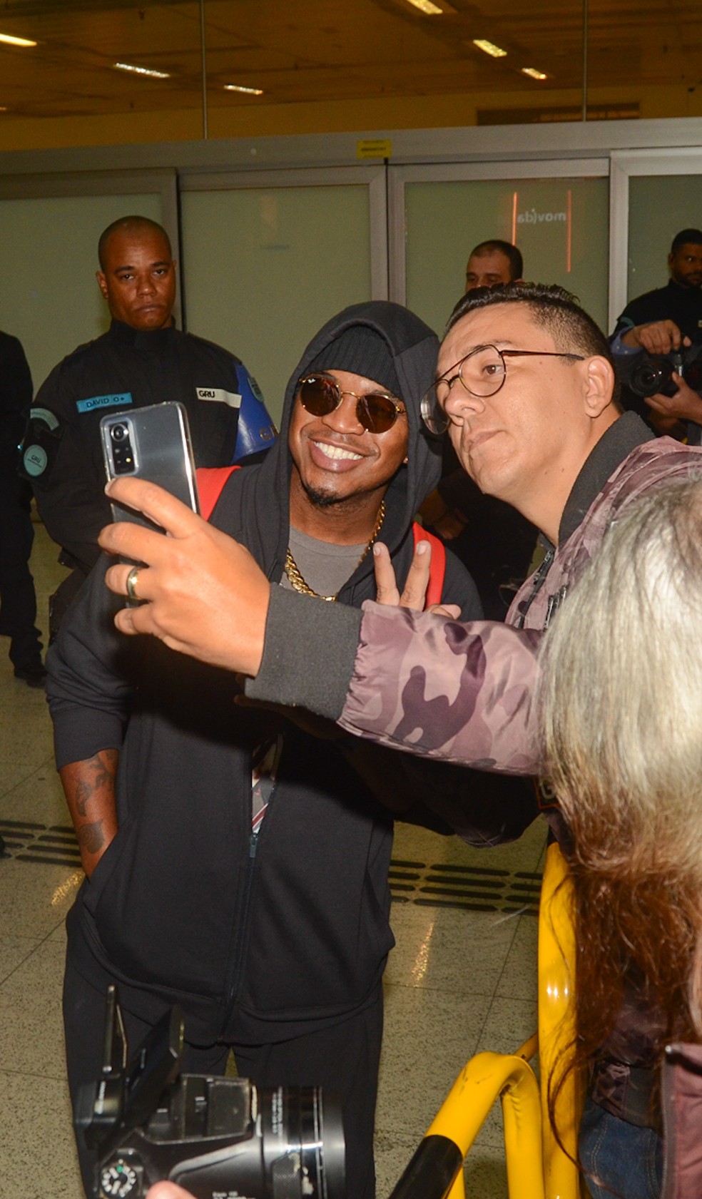Ne-Yo tirando selfie com fã no aeroporto de São Paulo — Foto: AgNews