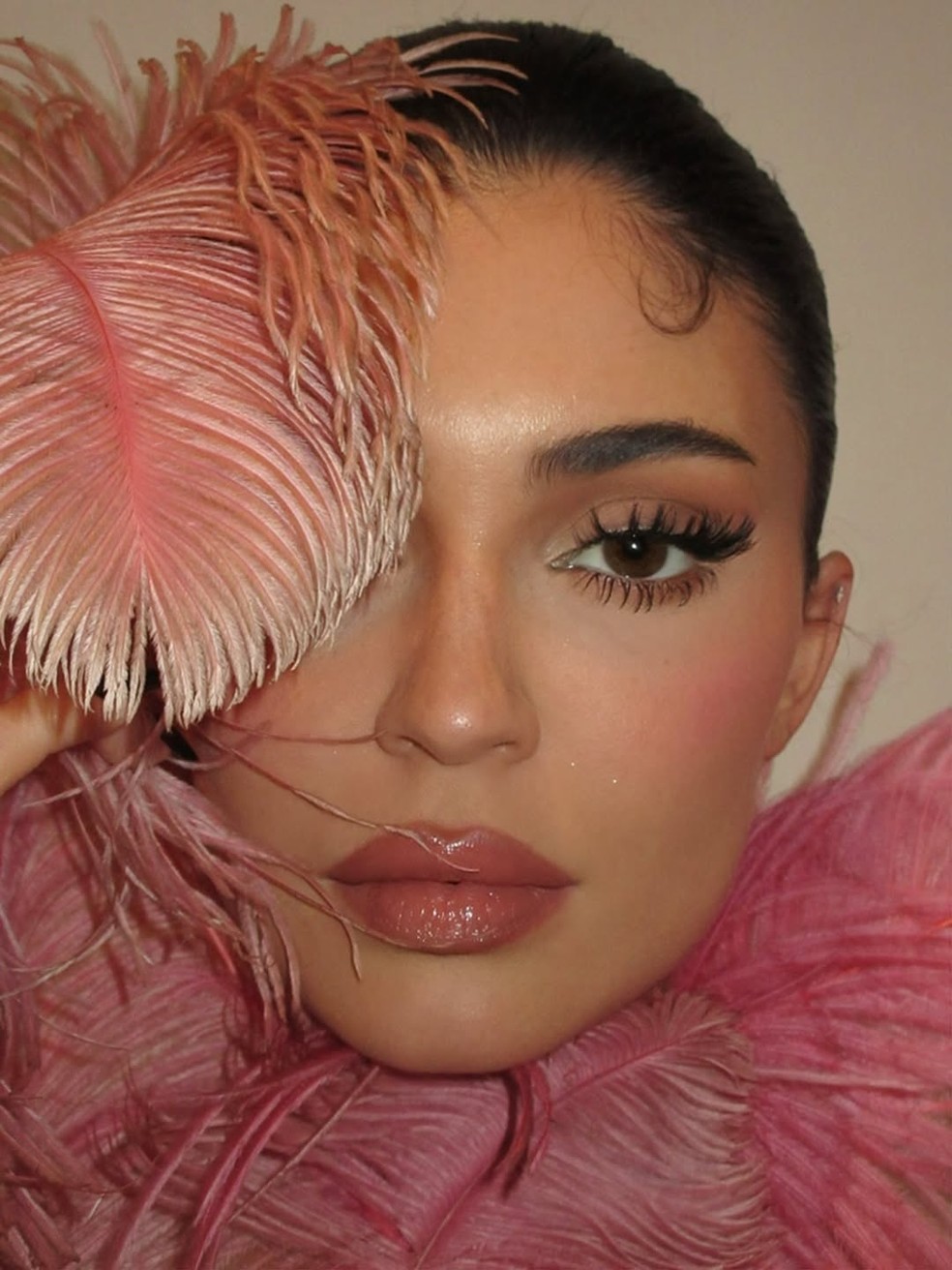 Kylie Jenner surge com vestido rosa ajustado e plumas — Foto: Reprodução/Instagram