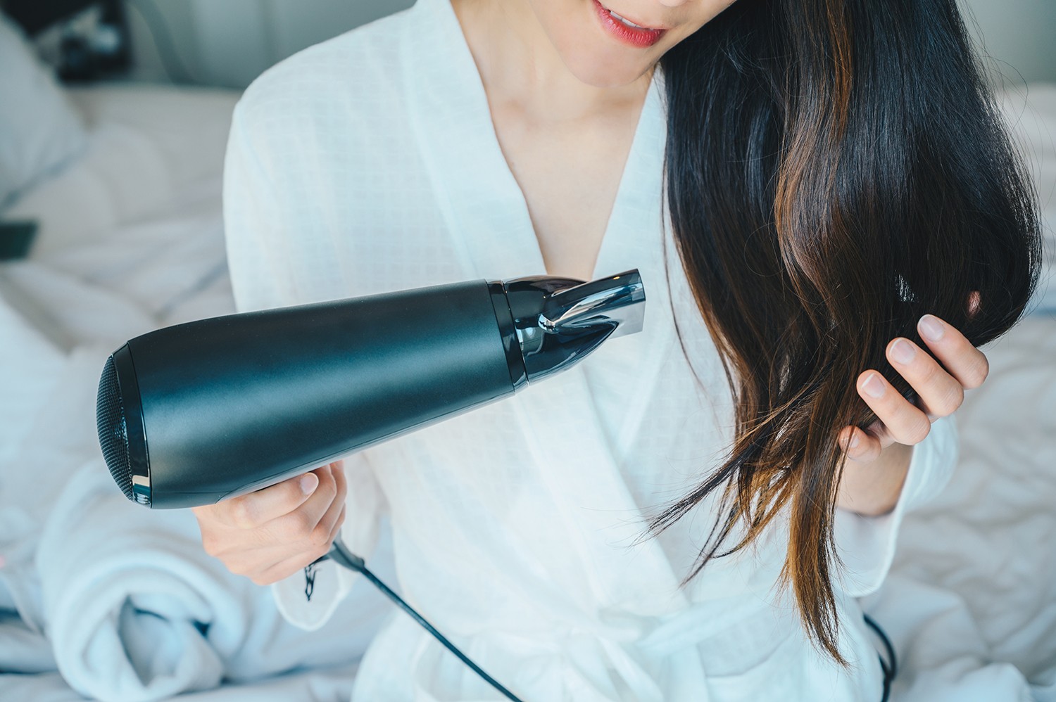 Uma seleção de secadores de cabelo e produtos de proteção térmica