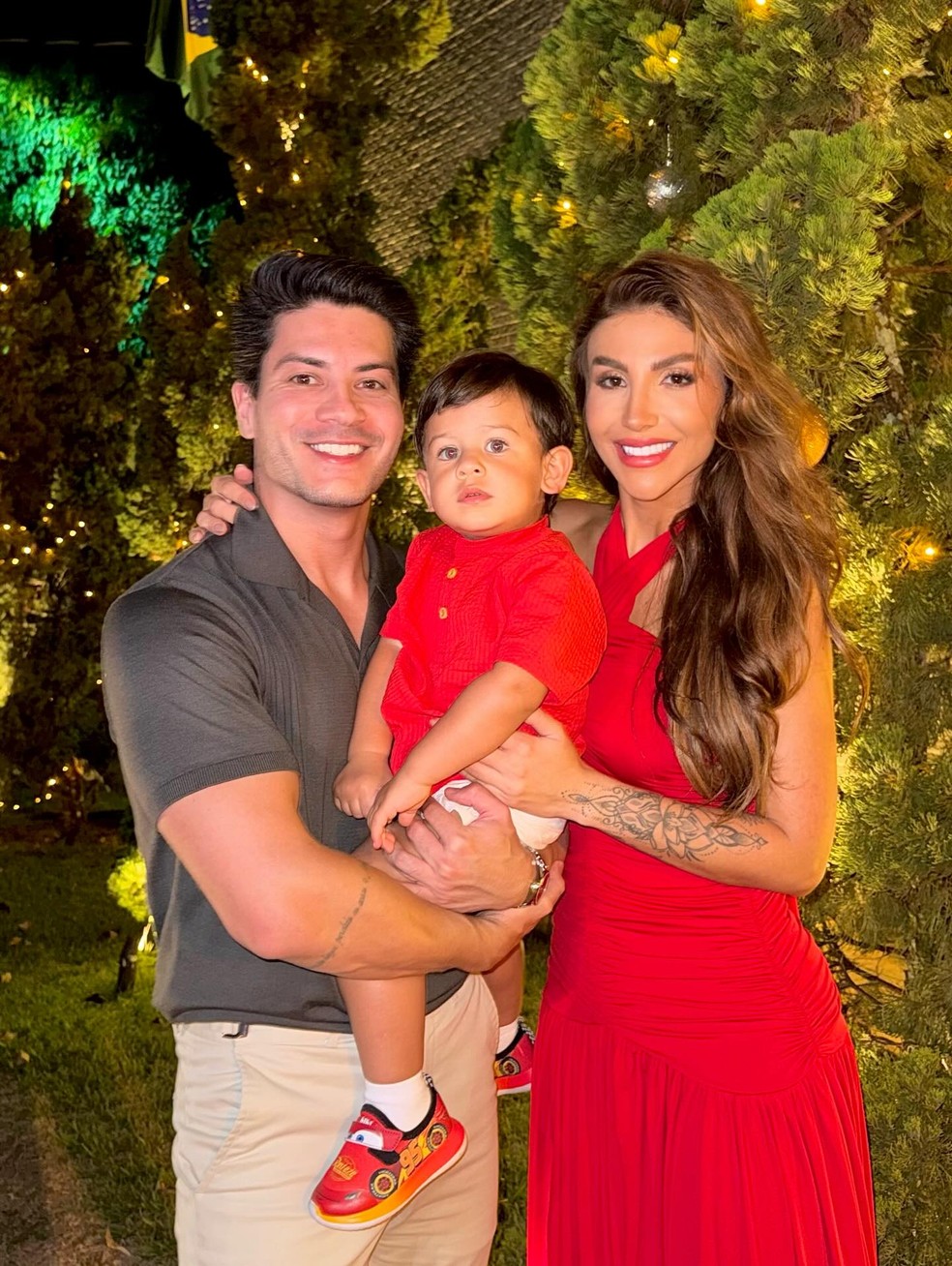 Arthur Aguiar e Jheny Santucci com o filho, Gabriel — Foto: Reprodução/Instagram