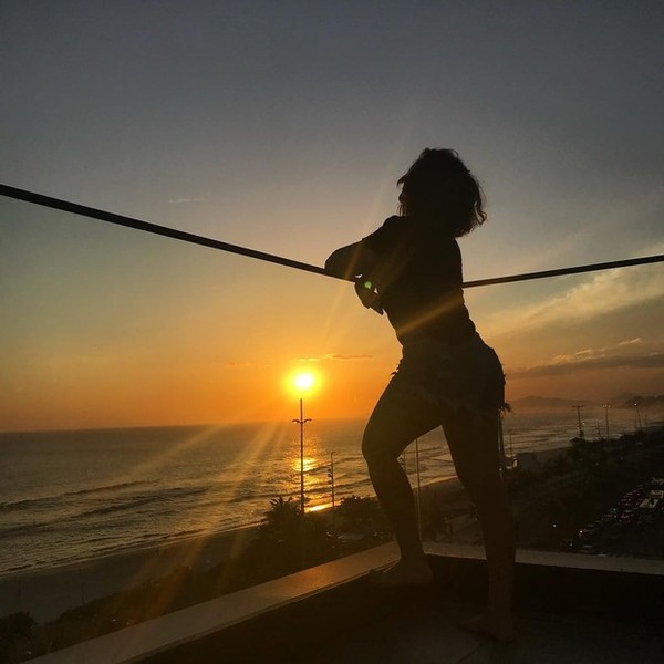Fernanda Souza compartilha pôr do sol com Fernanda Paes Leme e amigas