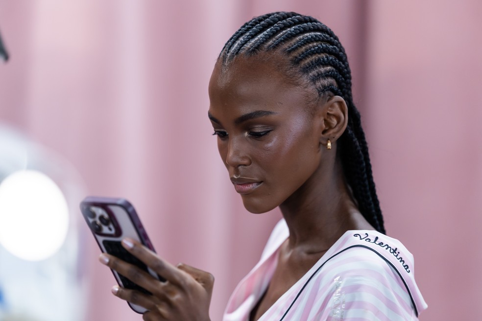 Valentina Castro no backstage do Victoria's Secret Fashion Show 2025 — Foto: Getty Images