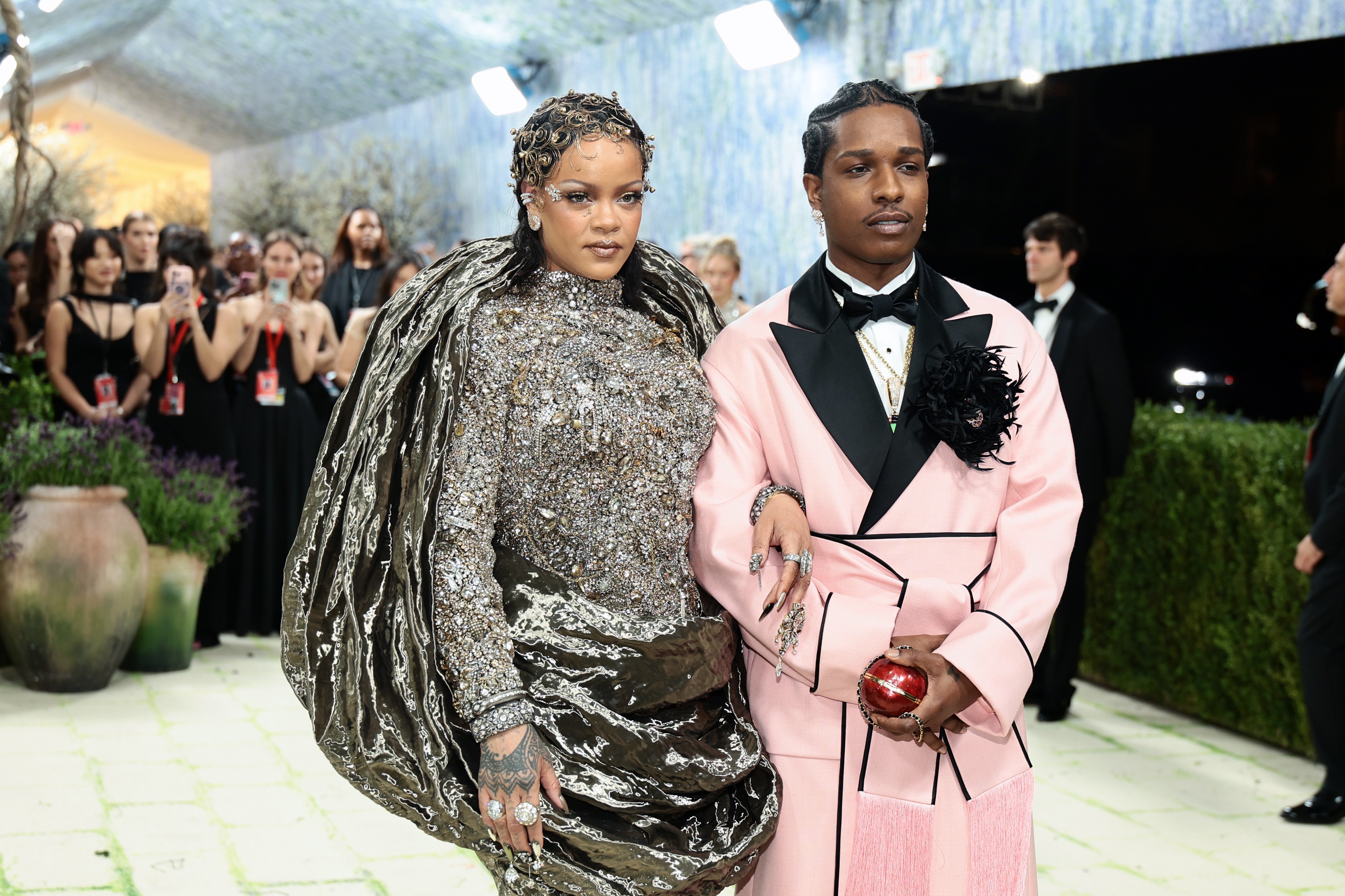 Rihanna e A$AP Rocky marcam presença no Met Gala 2026