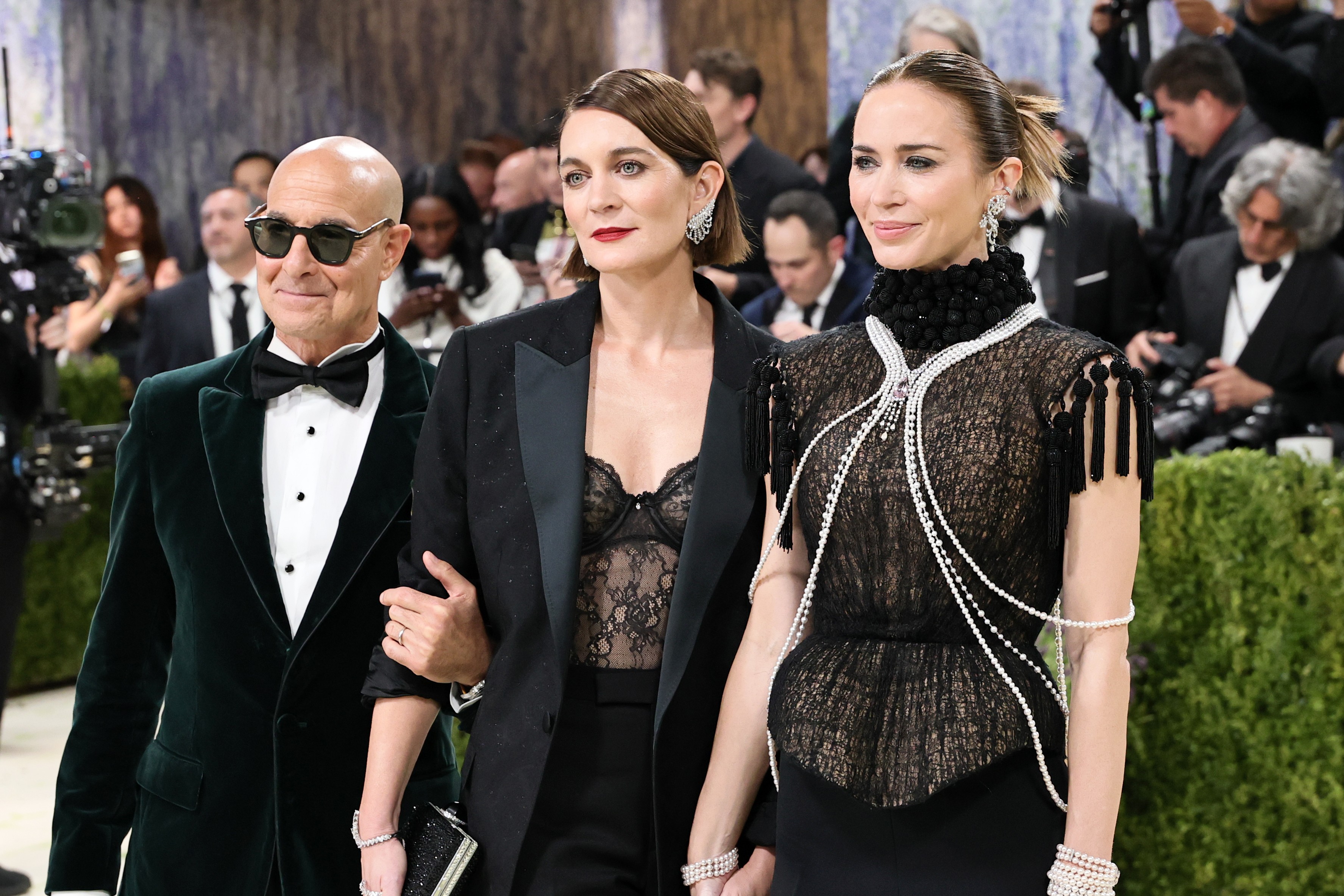 Cunhados, Emily Blunt e Stanley Tucci comparecem juntos ao Met Gala 2026