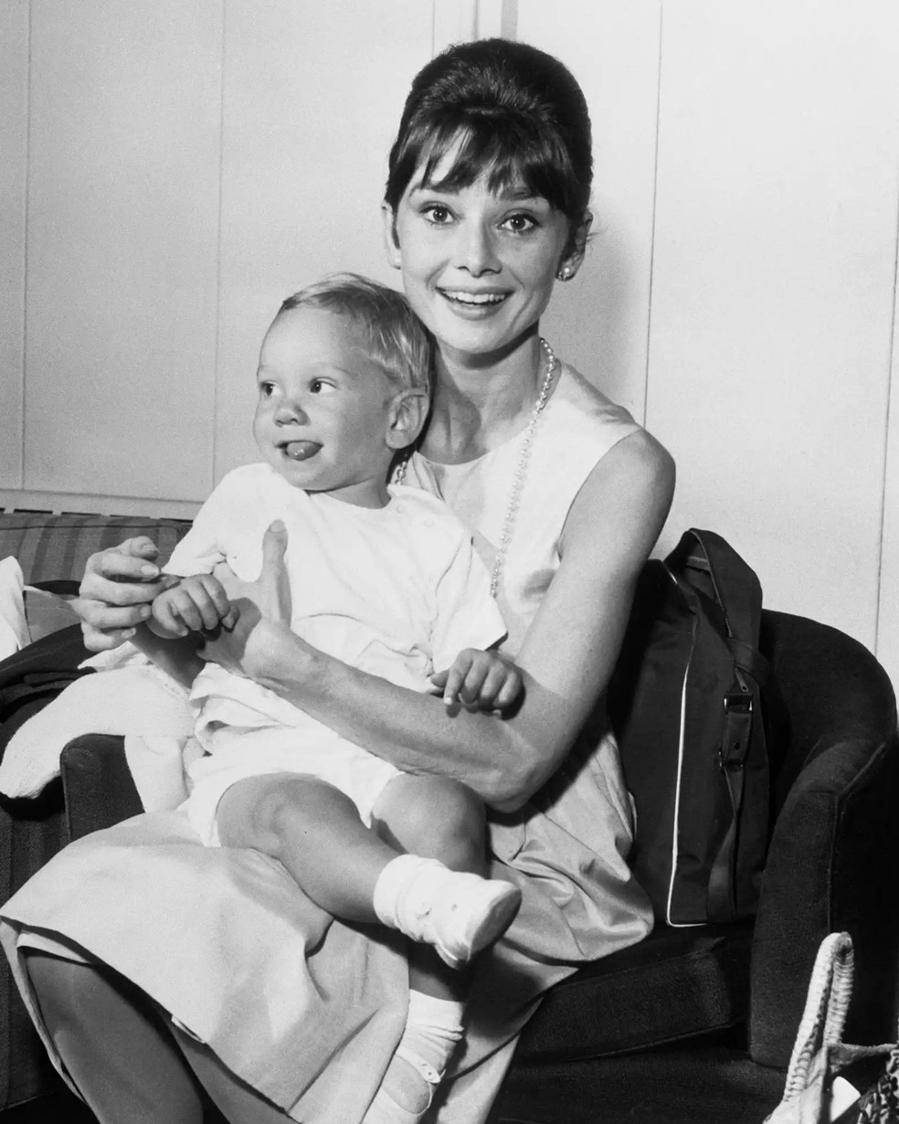 Audrey Hepburn segura seu filho pequeno, Sean Hepburn Ferrer — Foto: GettyImages