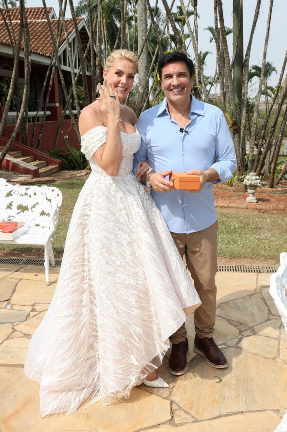 Ana Hickmann oficializa noivado com Edu Guedes — Foto: Brazil News