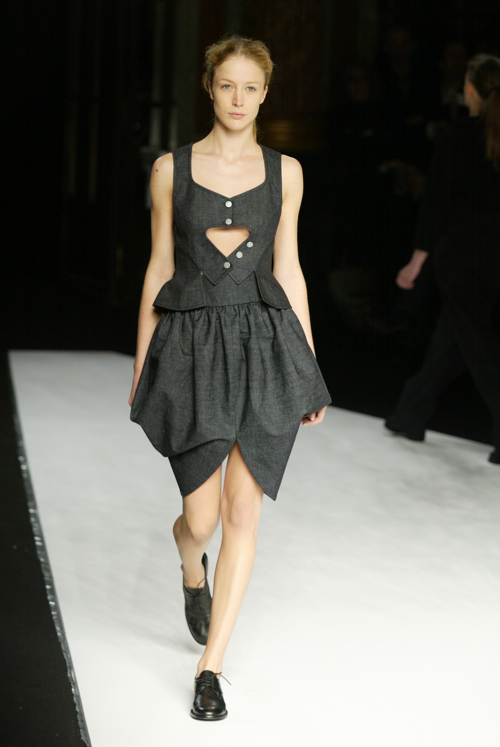Chalayan outono-inverno 2004 — Foto: Getty Images