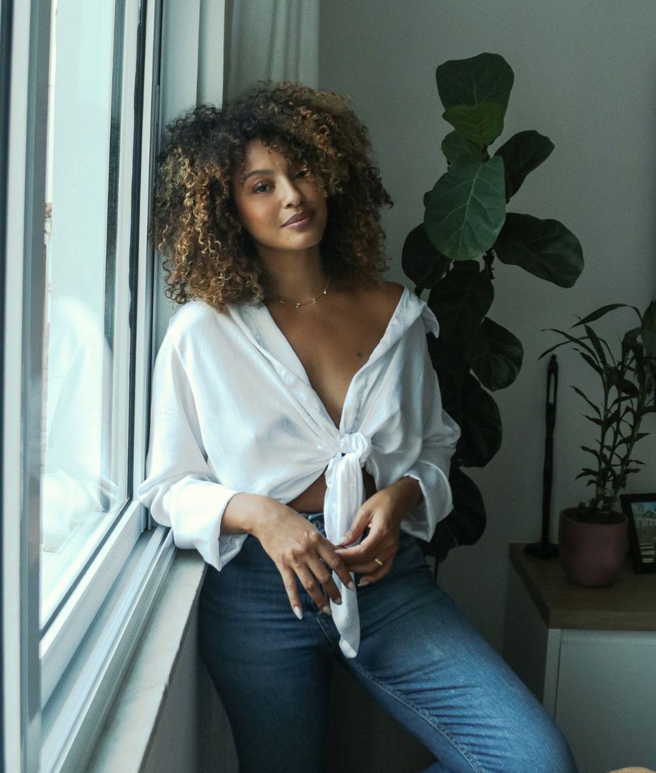 Sheron Menezzes esbanja beleza com look despojado