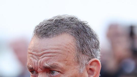 Esposa de Tom Hanks esclarece "climão" no tapete vermelho, mas ator não comparece ao photocall em Cannes