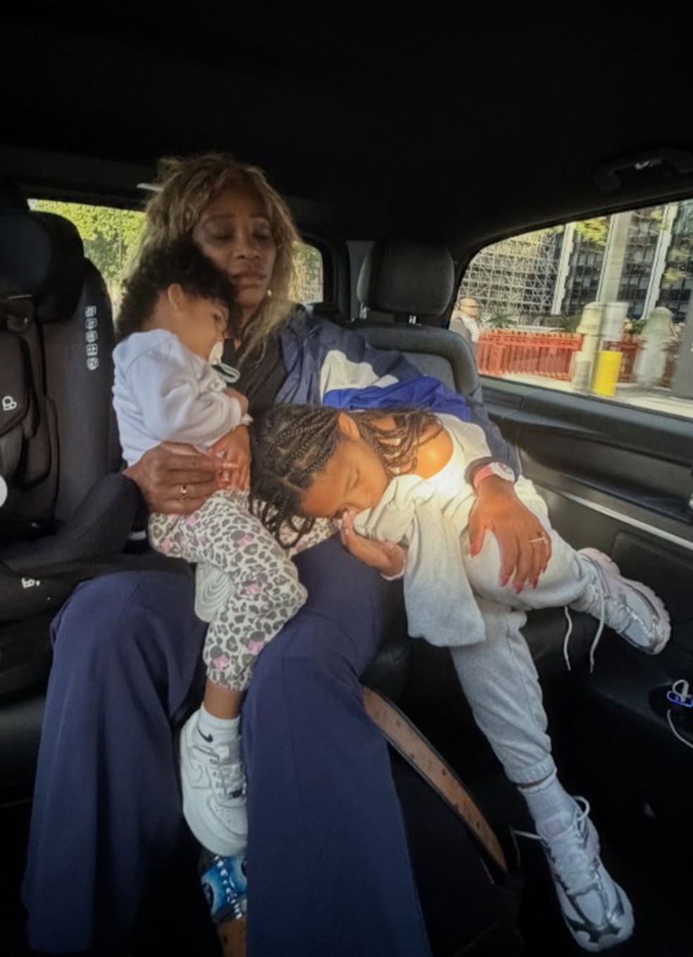 Serena Williams com suas filhas — Foto: Reprodução/Instagram