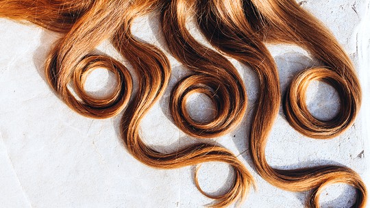 Como cuidar de cabelos ondulados: um passo a passo para as ondas perfeitas