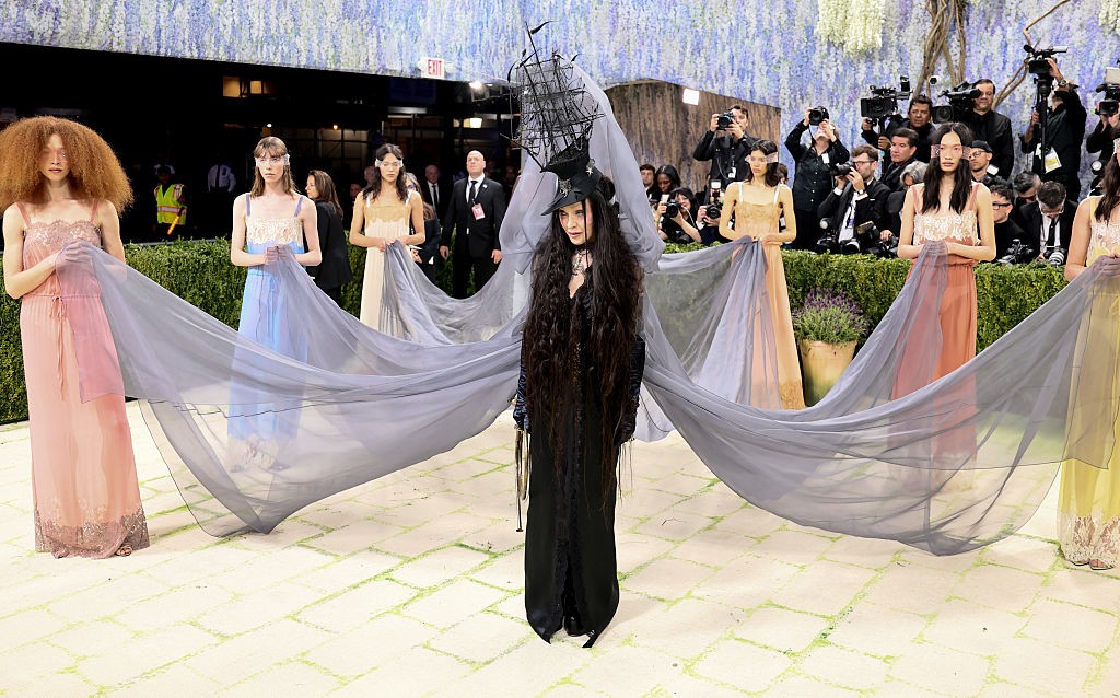 Madonna para o tapete do Met Gala 2026 com Saint Laurent gótico e véu carregado por seis pessoas