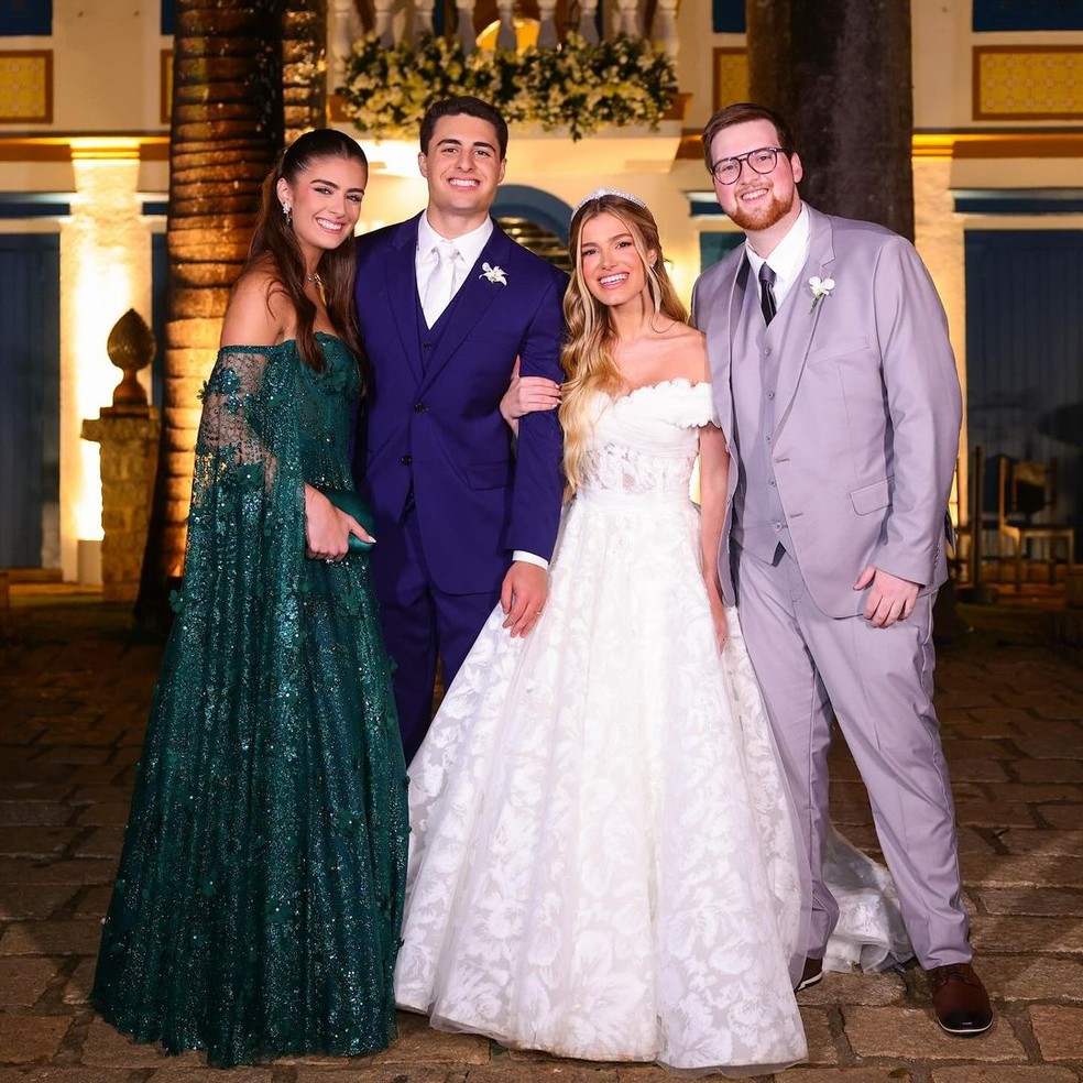 Elaine Mickely abre álbum de fotos de casamento do filho, Luigi César