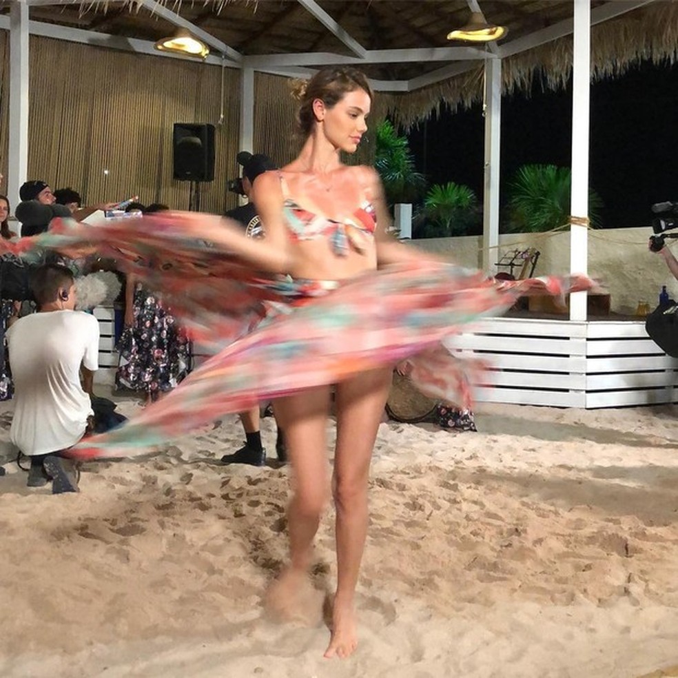Laura Neiva dança e se diverte com saia rodada (Foto: reprodução/Instagram) — Foto: Vogue