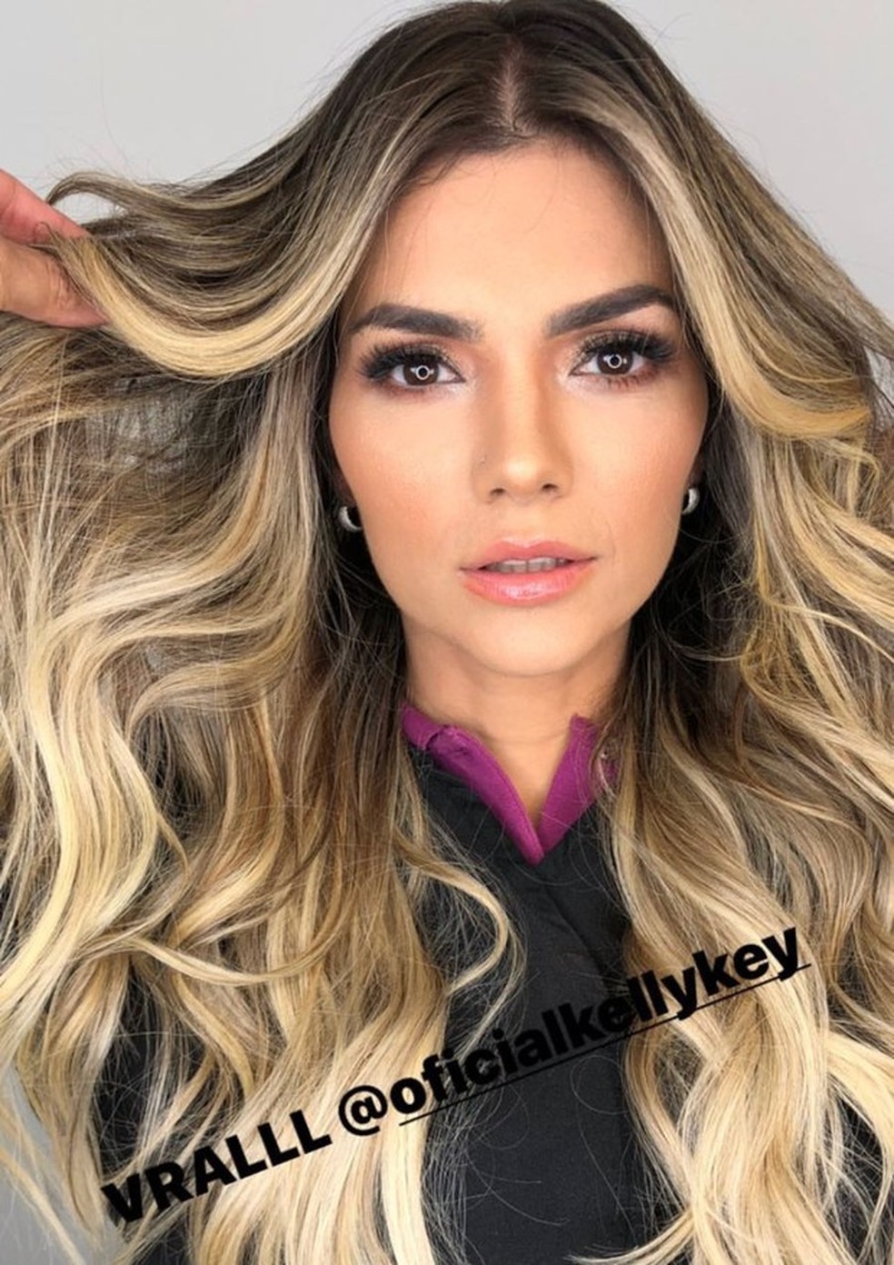 Kelly Key muda visual e surge loiríssima