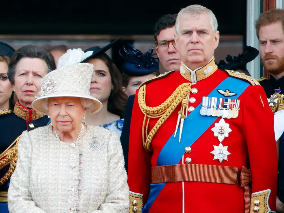 A Rainha Elizabeth e o Príncipe Andrew — Foto: GettyImages