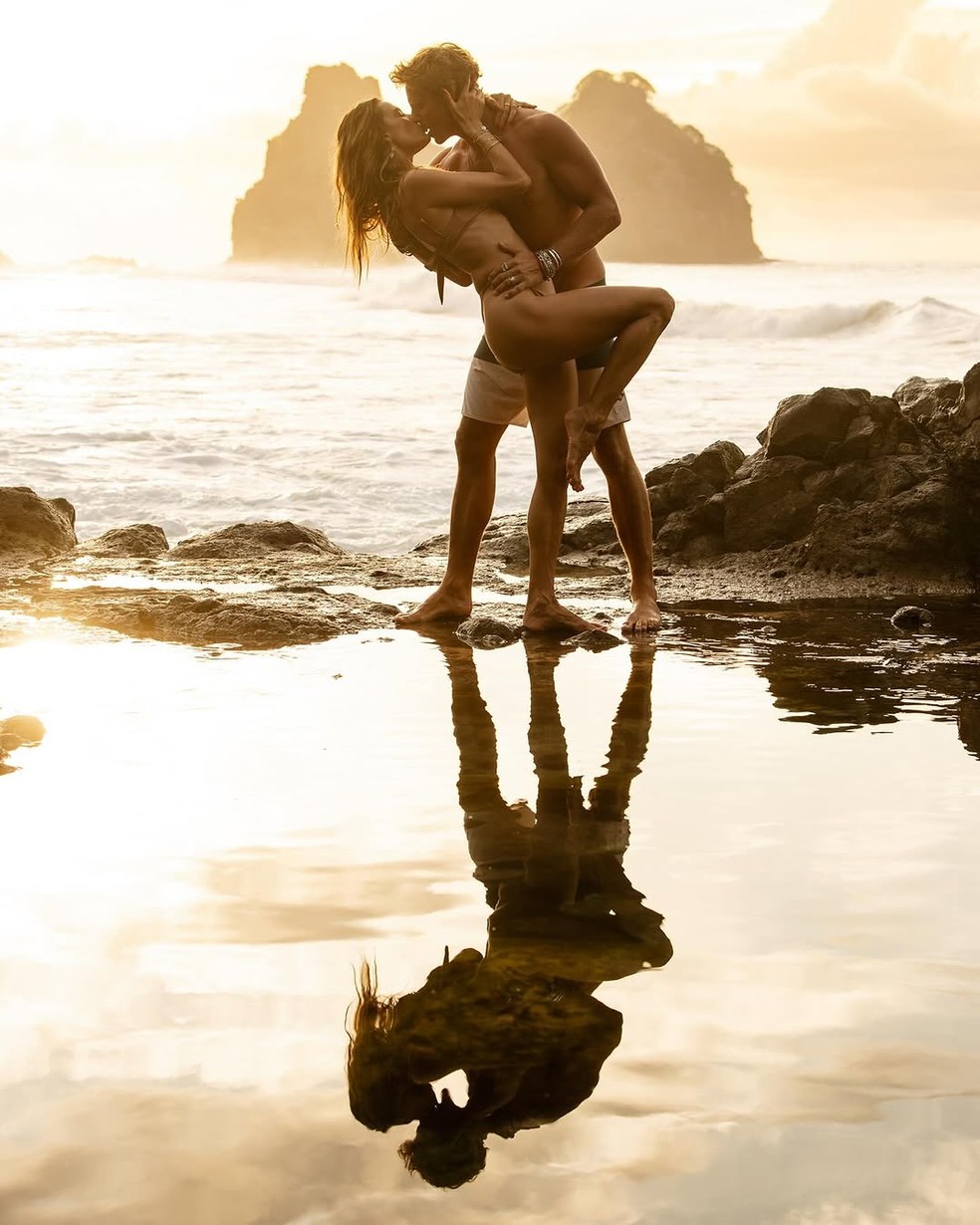 Alessandra Ambrosio celebra Valentine's Day com ensaio romântico com Buck Palmer — Foto: Iaponã