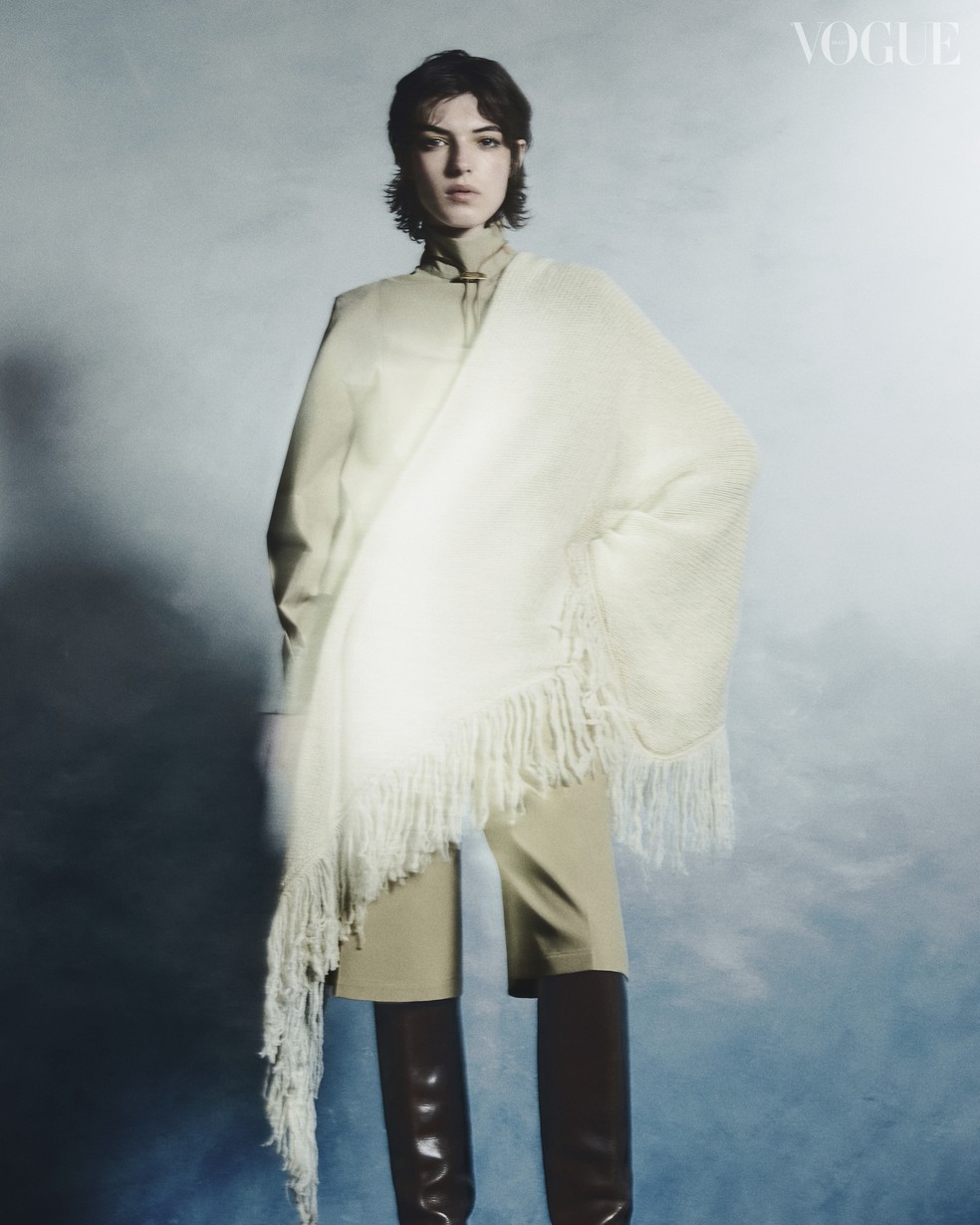 Camisa Francesca (R$ 1.498), Bermuda Loewe, Xale Zara (R$ 479), Colar Lanvin No Trashchic (R$ 1.999) E Botas Louis Vuitton (R$ 16.800). — Foto: Vogue Brasil/ Hugo Toni
