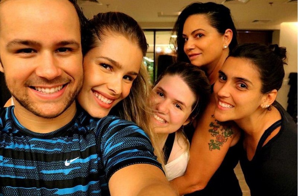 Juliana Paes e Deborah Secco mostram gingado em aula de dança