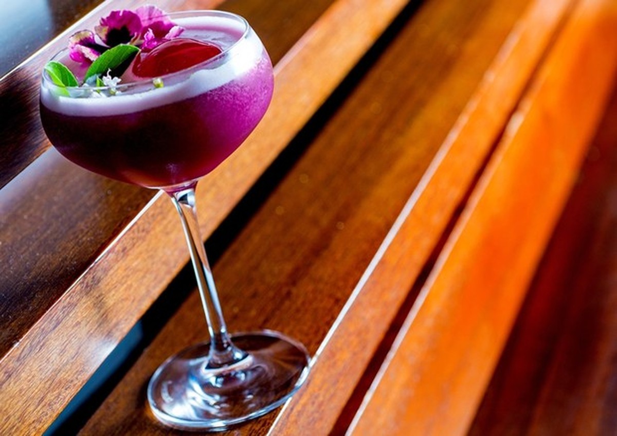 Drink roxo é companhia refrescante e instagramável para o verão